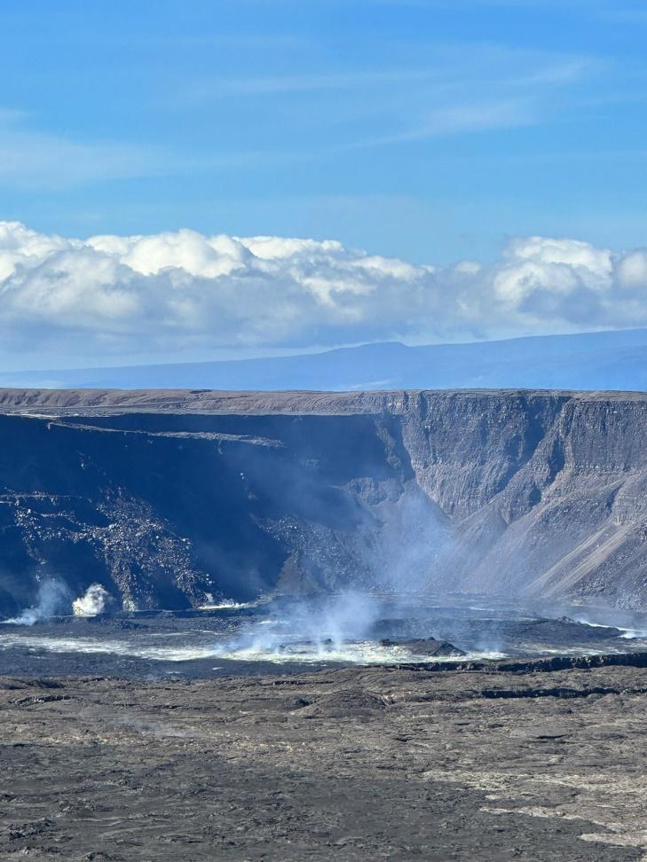 一个巨大的火山口冒出浓烟