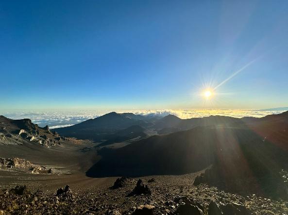 阳光灿烂的山景