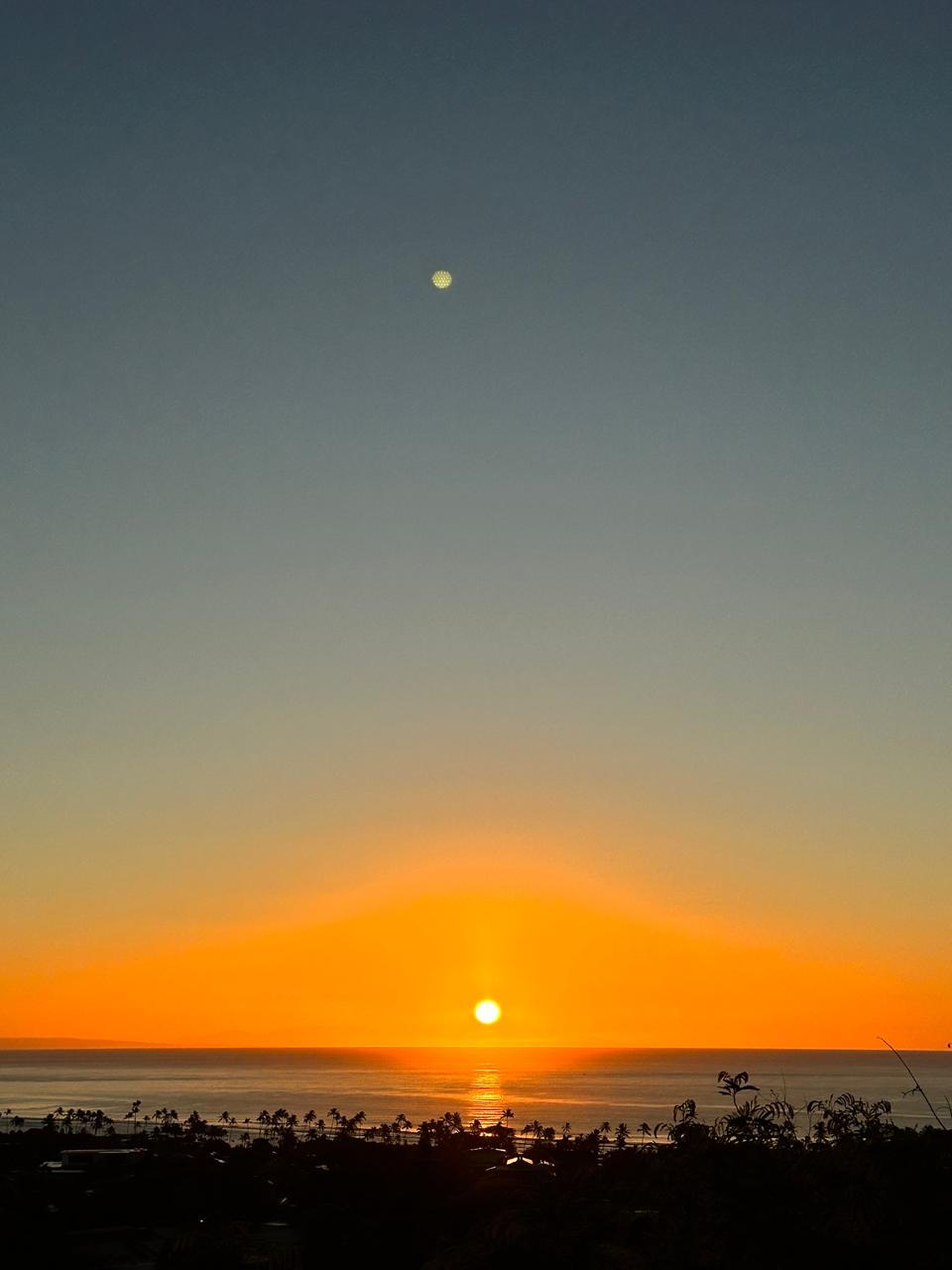 日落时分，水面上的夕阳